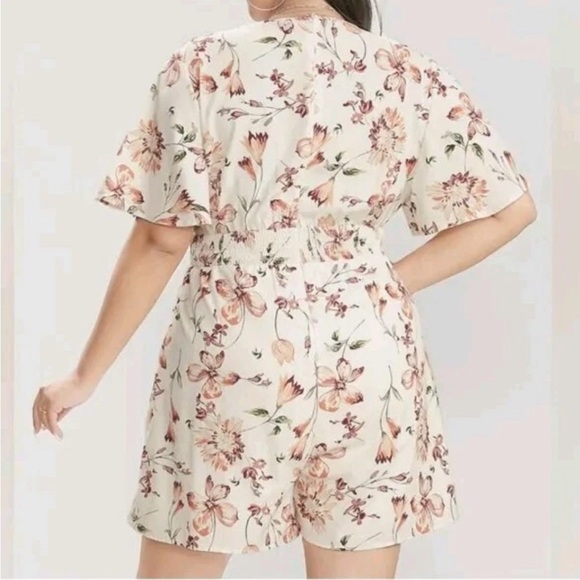 BloomChic Floral VNeck Ruffle Sleeve Ruched Romper size 18-20 NWT - Picture 2 of 9